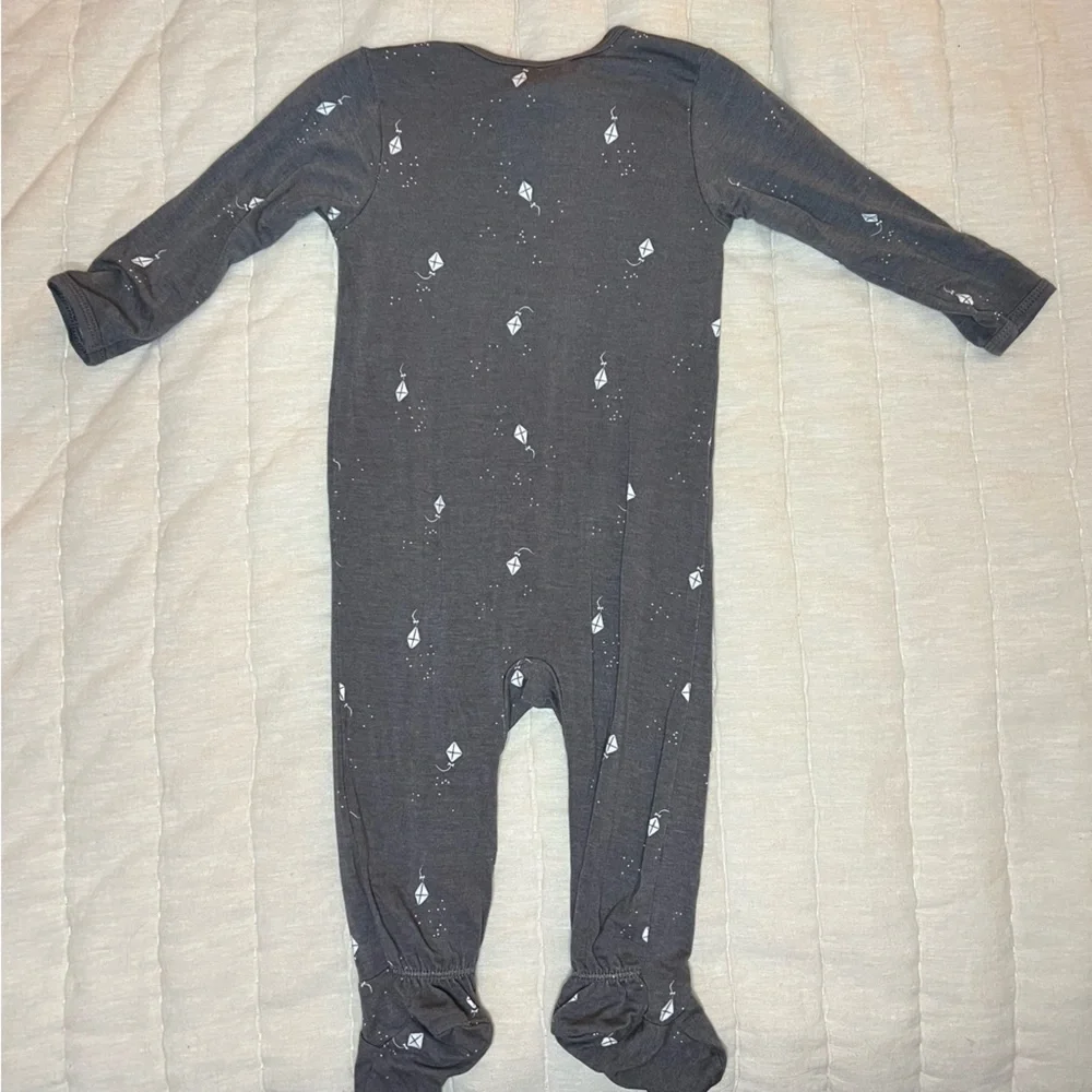 Modern Moments by Gerber Super Soft Gray Kite Print Footie Size 6-9 Months